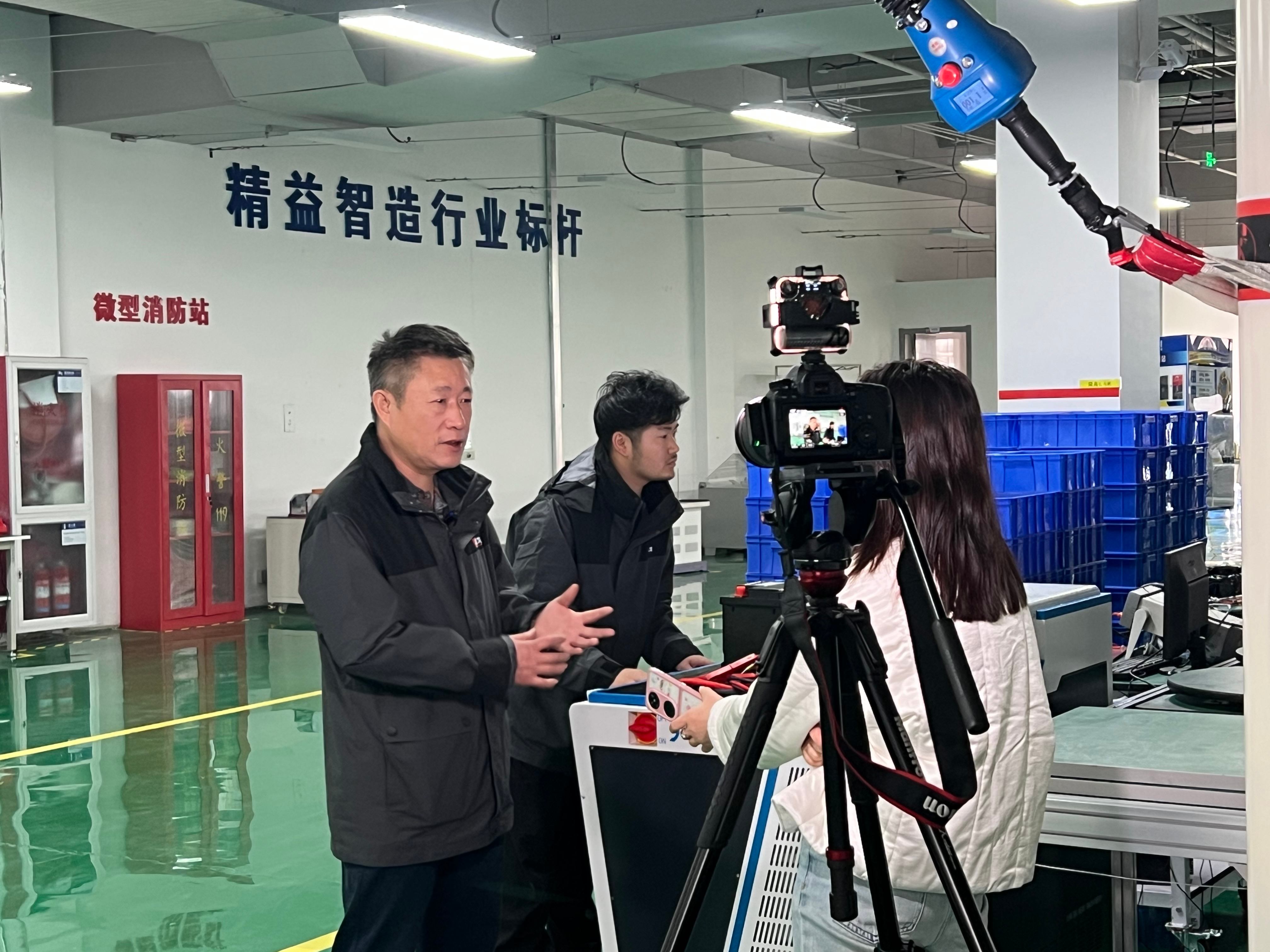108fc7fc797612433d40aeb7854edfaa.jpg 贡总.jpg